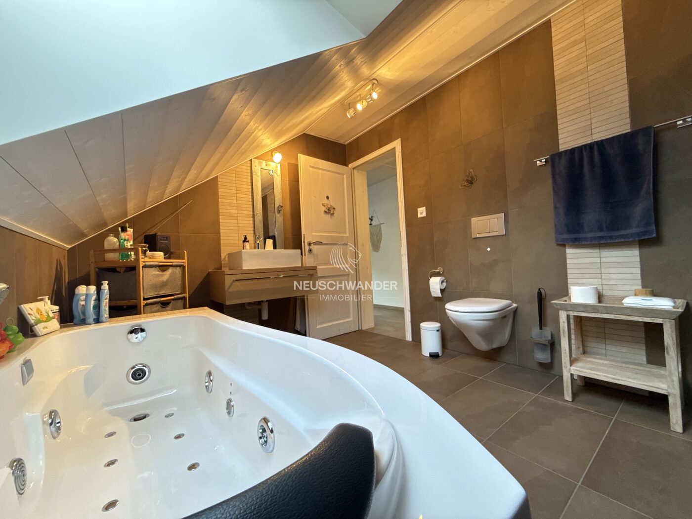 Salle de bain avec baignoire jacuzzi 2ème étage