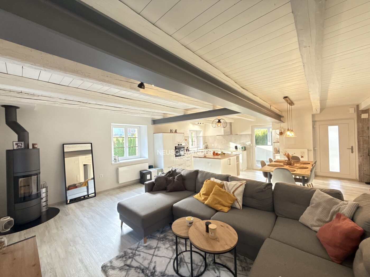 Séjour avec poêle, 1er étage