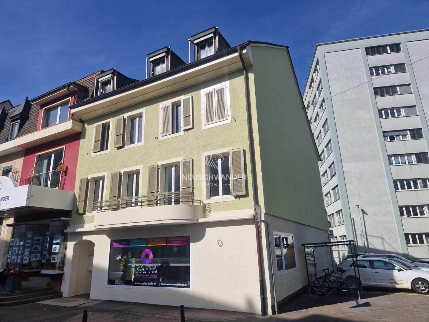 Façade avant de l'immeuble avec accès d'entrée