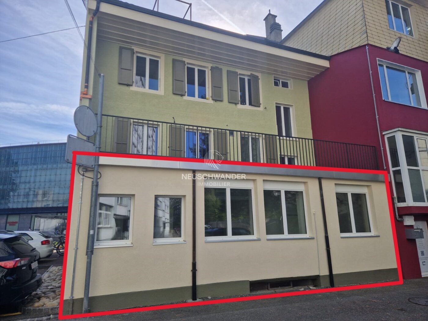 Façade arrière de l'immeuble avec en rouge le local commercial