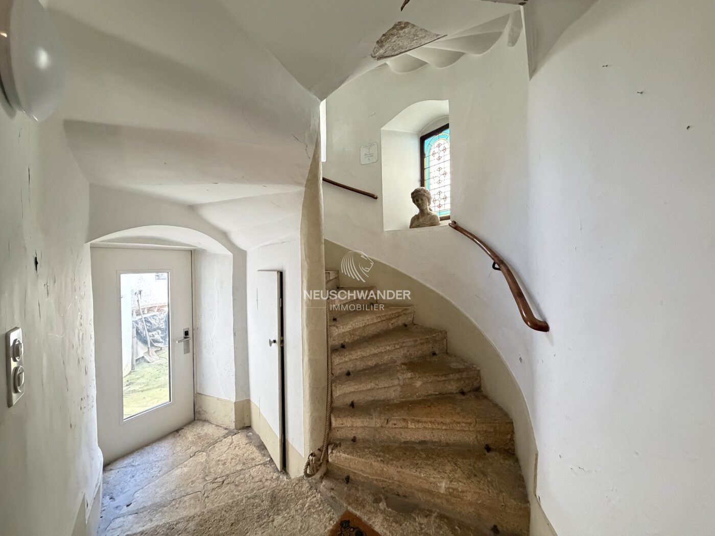 Magnifique escalier en pierre avec vitraux