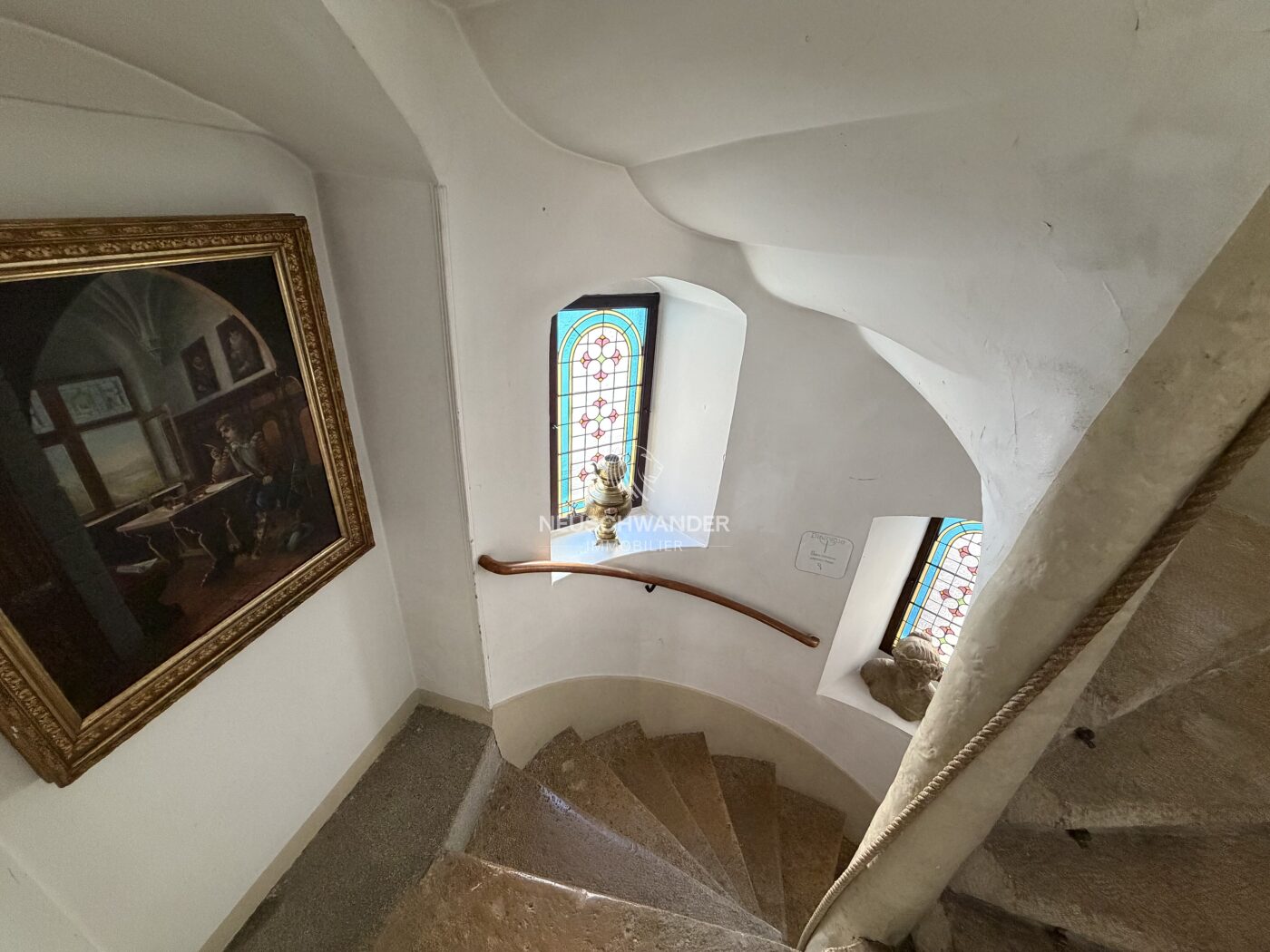 Magnifique escalier en pierre avec vitraux