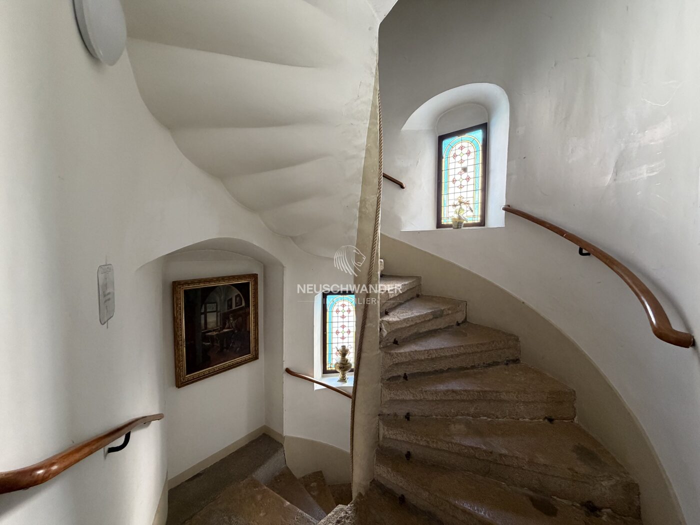 Magnifique escalier en pierre avec vitraux