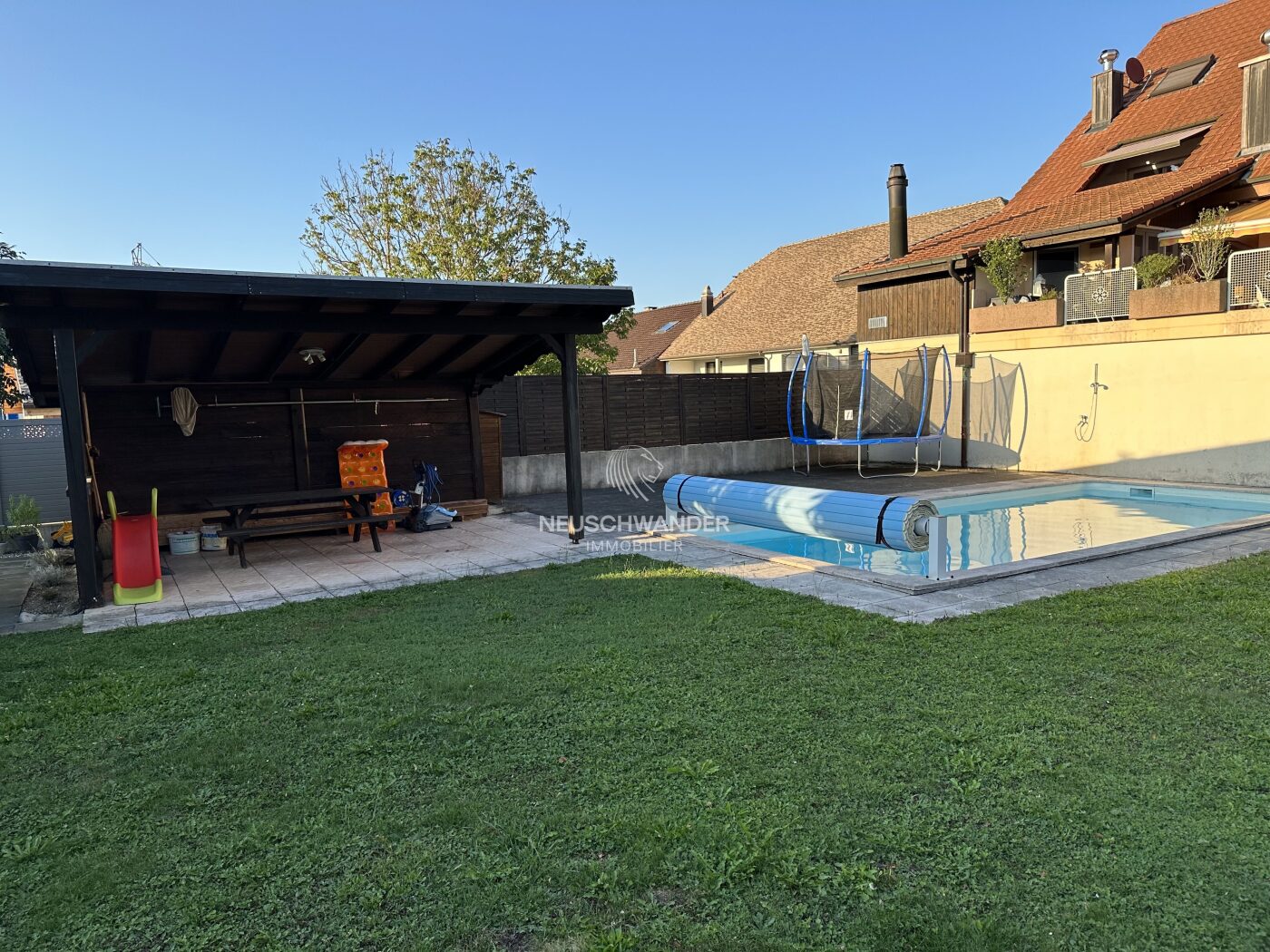 Abri à l'extérieur avec piscine commune