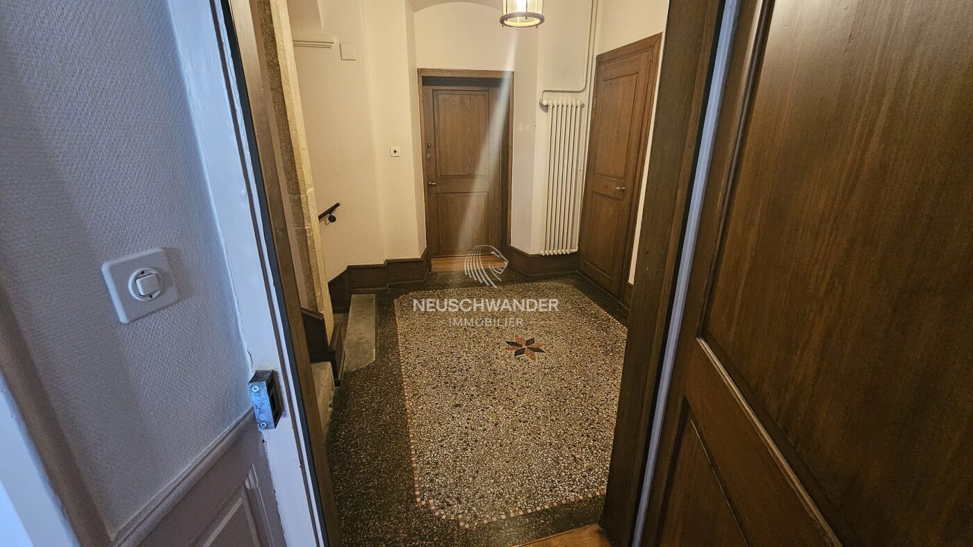 Entrée / sortie également possible par ce hall