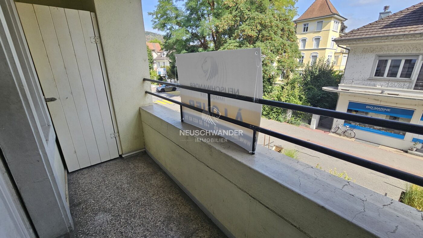 Balcon vue sur la rue