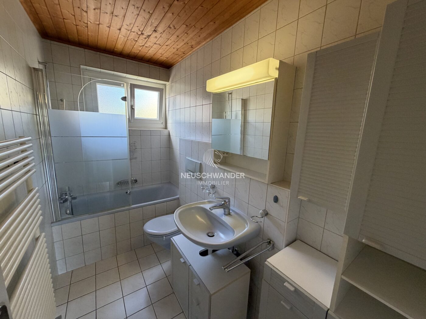 Salle de bain toute équipée : WC - lavabo - baignoire - pose serviettes et fenêtre