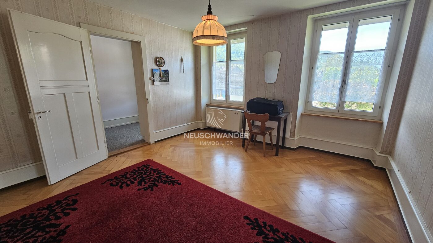 Une pièce avec un magnifique vrai parquet