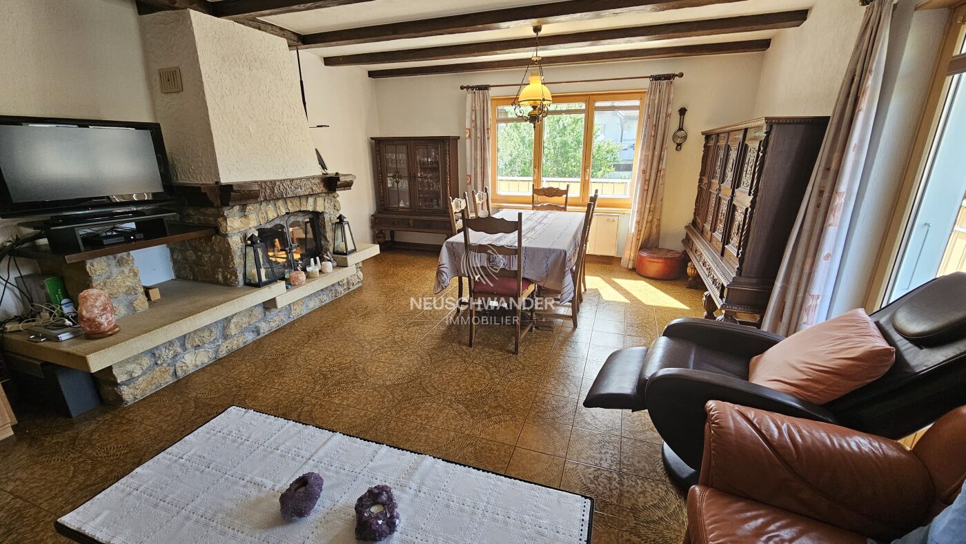 Salon / salle à manger avec cheminée dans la maison orientée Sud (c'est le troisième logement)