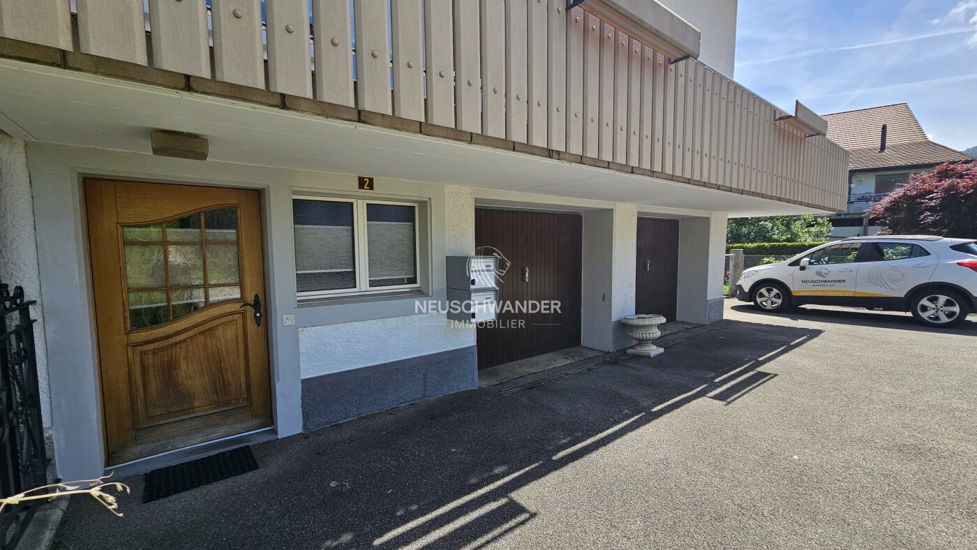 Porte d'entrée maison orientée Sud et ses 2 garages à voitures