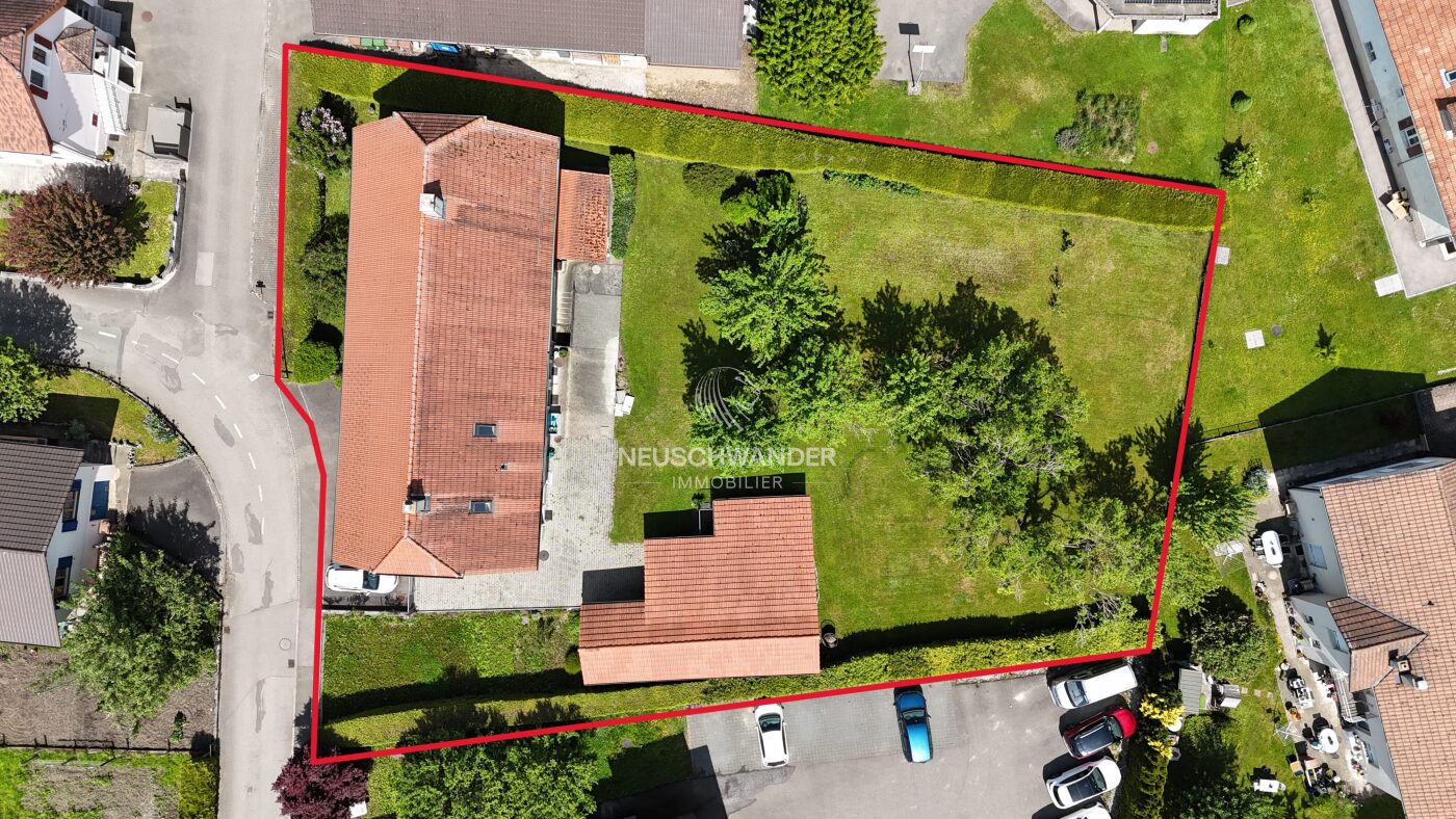 Vue principale de toute la parcelle, des 2 maisons doubles comprenant 3 appartements, les annexes et la parcelle constructible