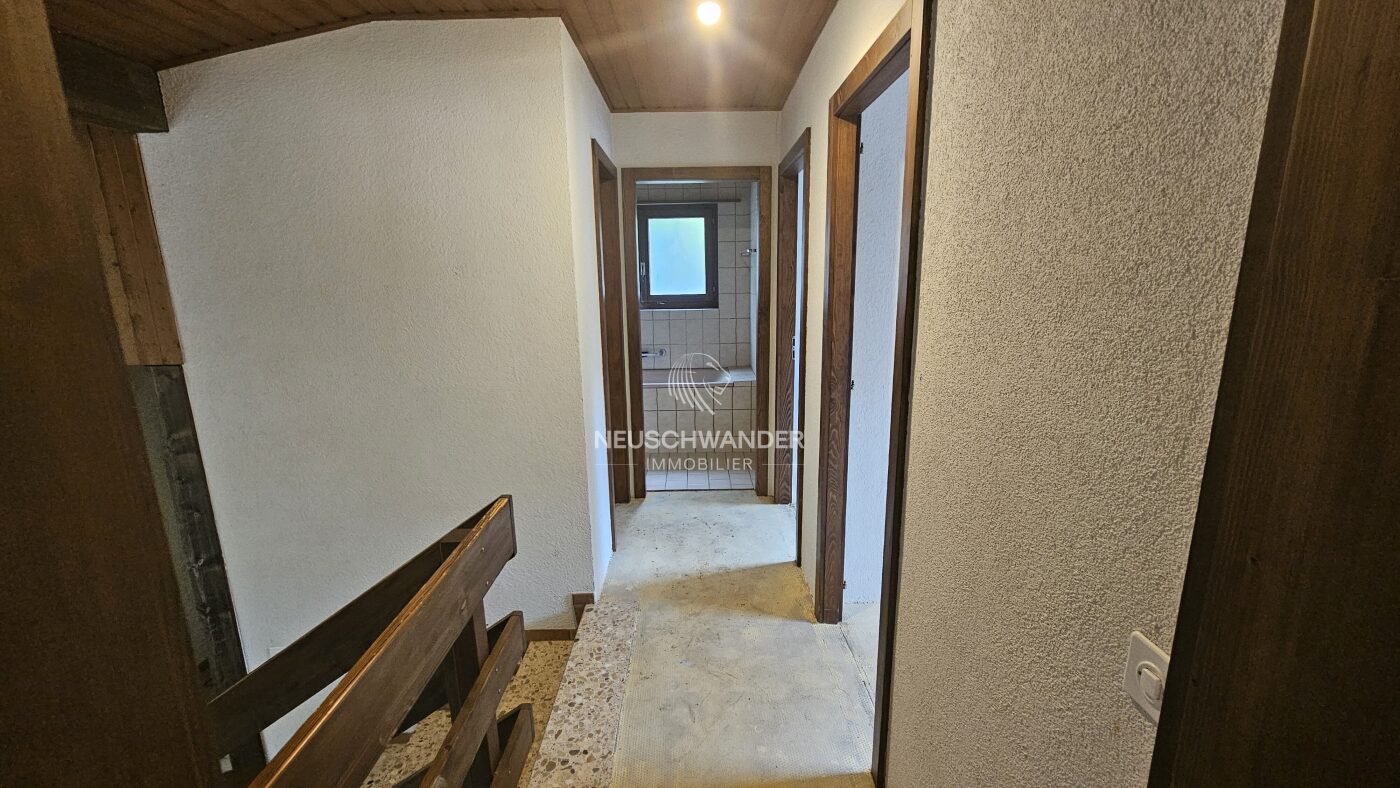 Accès au 1er étage et couloir