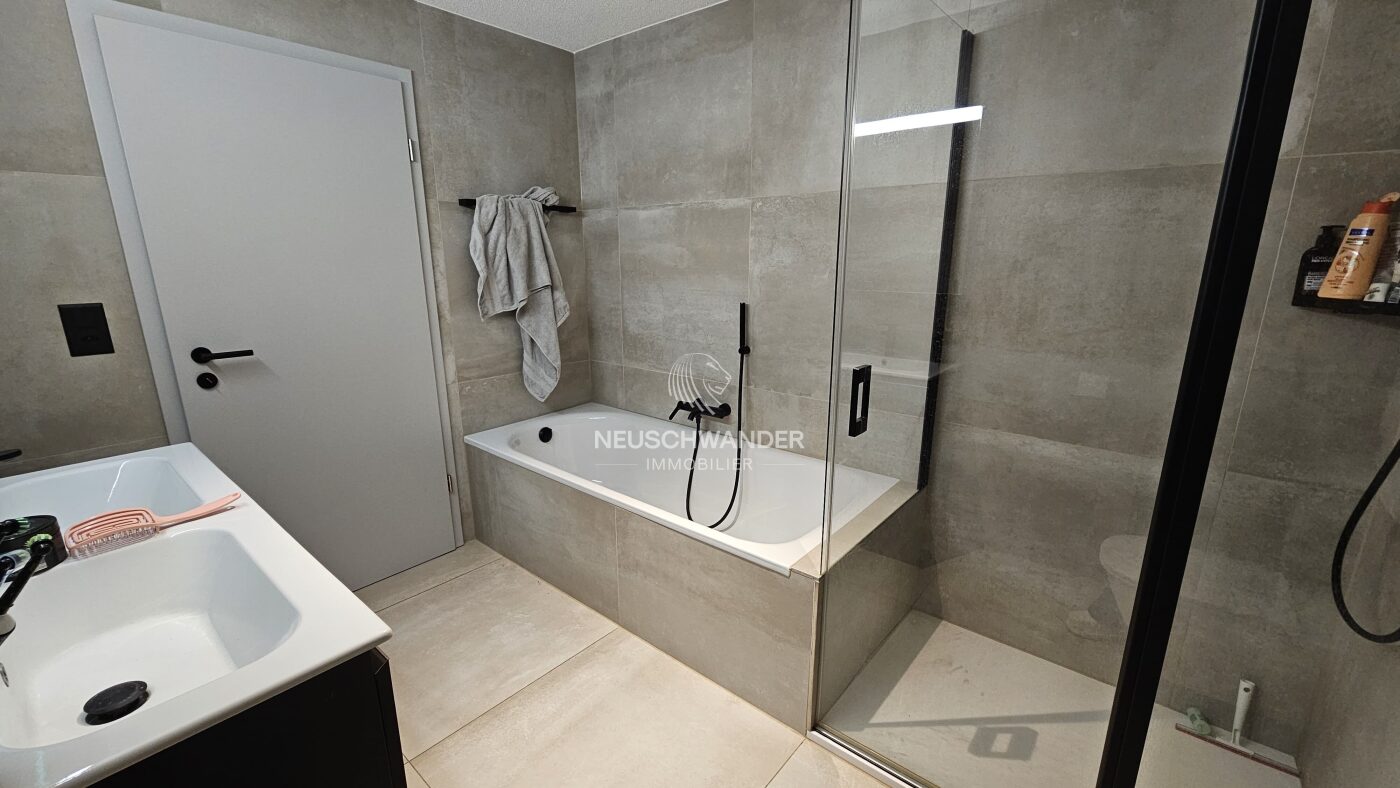 Salle de bain entièrement équipée avec douche / baignoire / double vasque / WC et ventilation