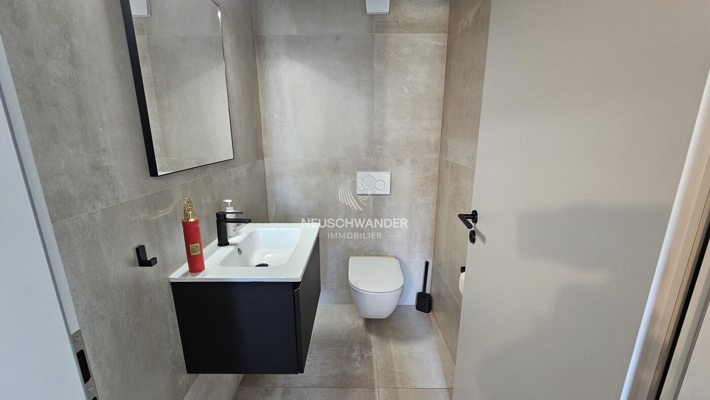 WC visiteurs avec lavabo et ventilation