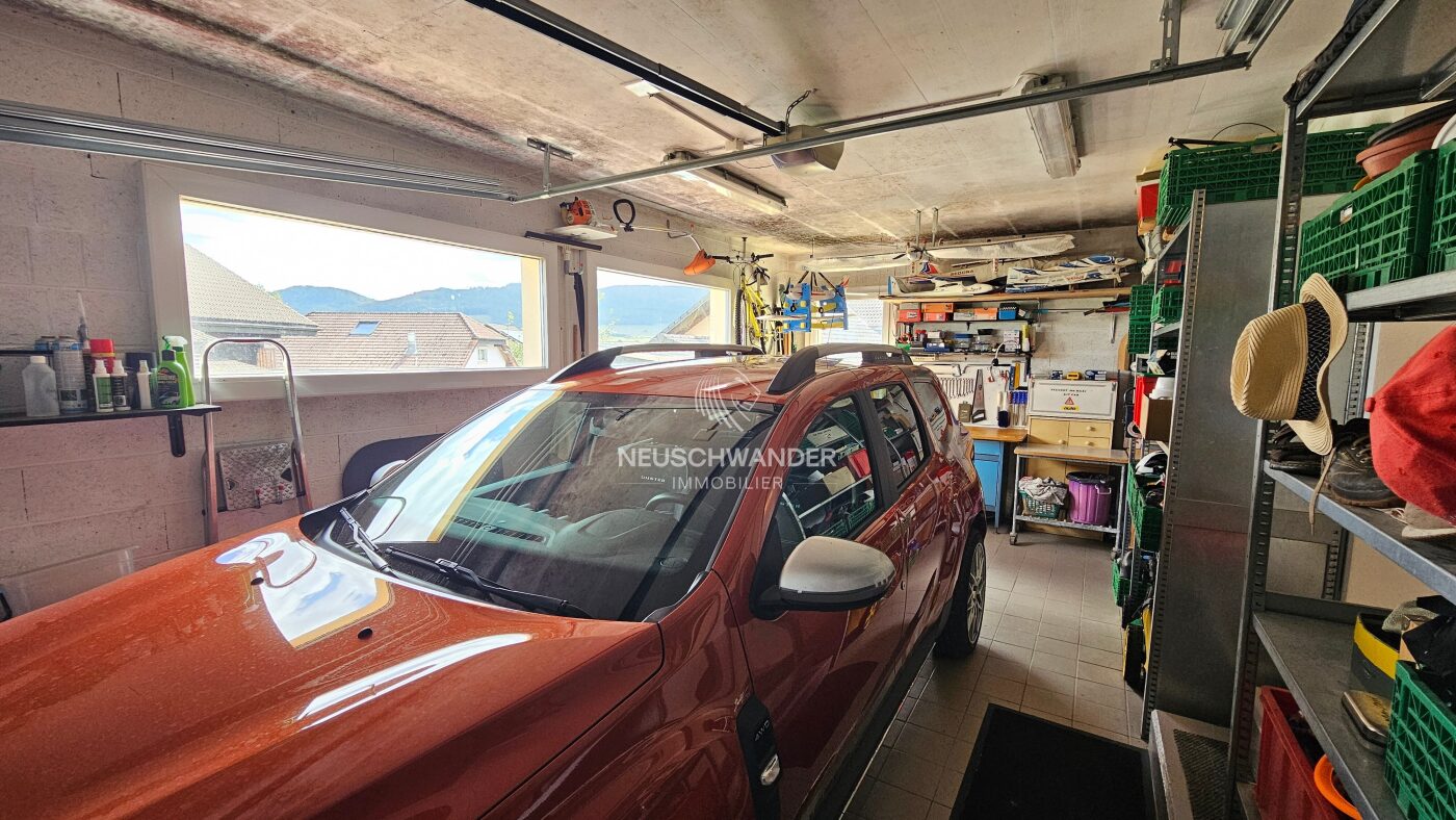 Garage avec porte automatique petit atelier et fenêtre