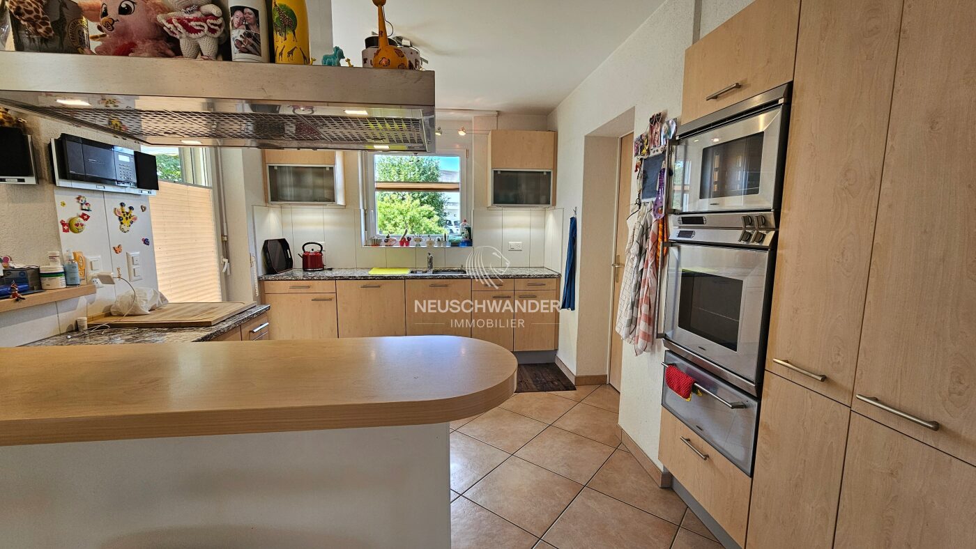Cuisine entièrement agencée avec bar et habitable