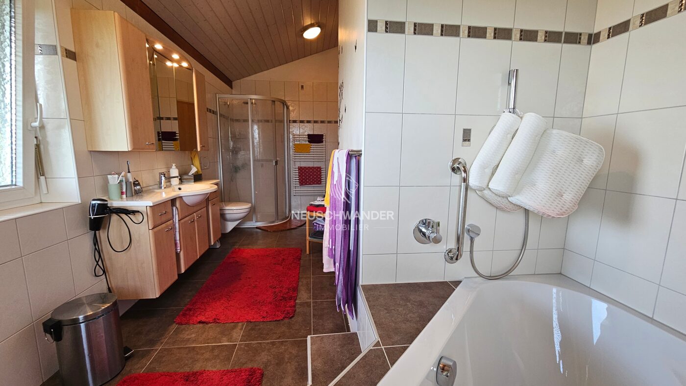 Salle de bain avec douche, baignoire, WC, lavabo et fenêtre