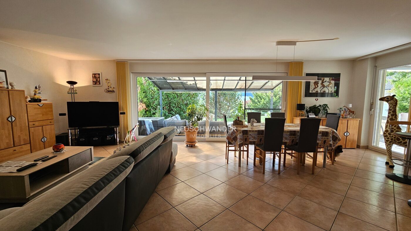 Séjour / salle à manger ouvert sur la cuisine et accès direct à la terrasse