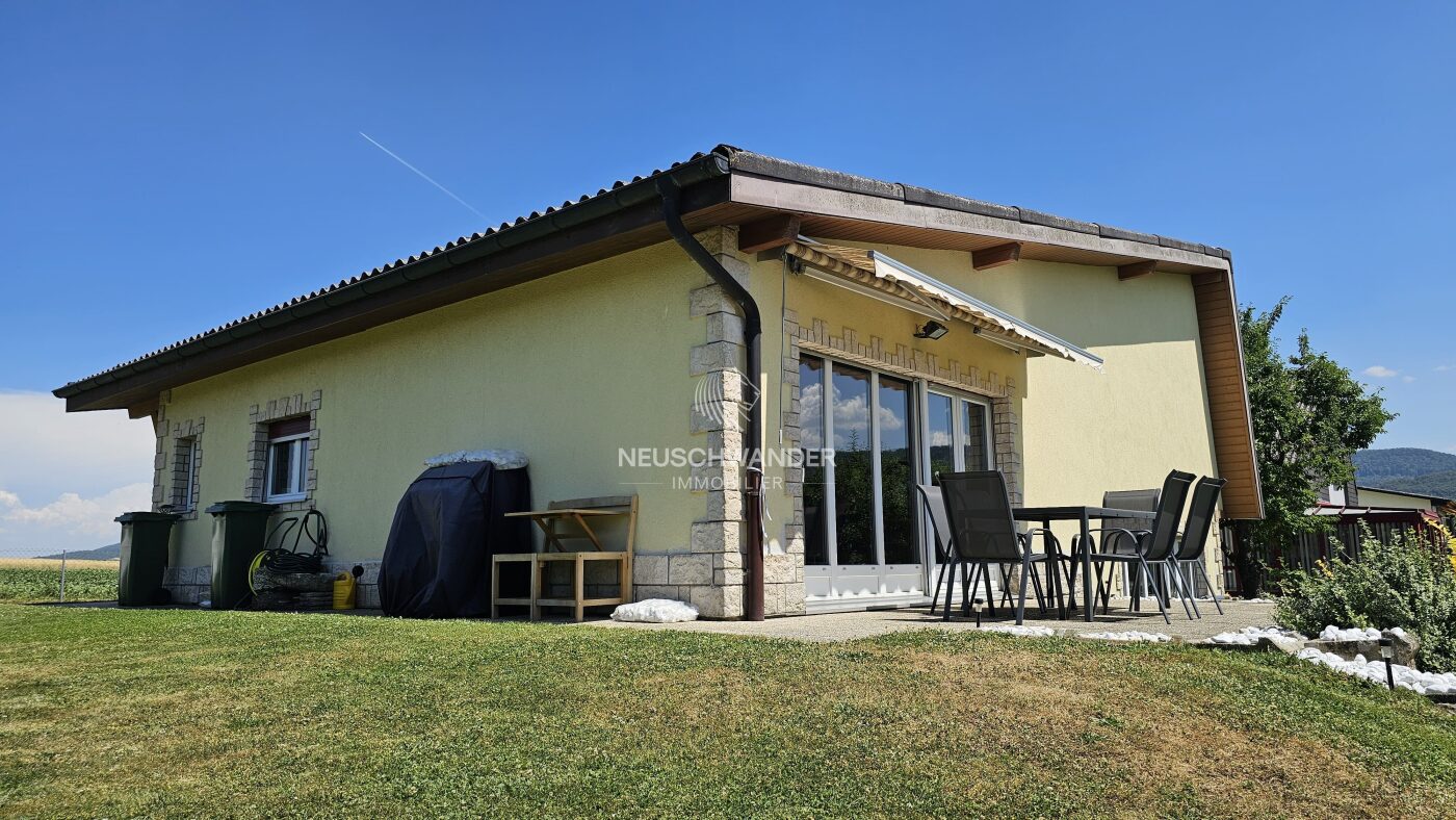 Terrasse orientée SUD-OUEST avec store