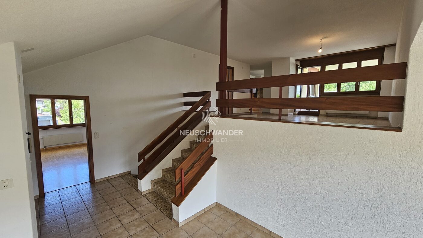 Accès demi-étage supérieur / salle à manger et cuisine