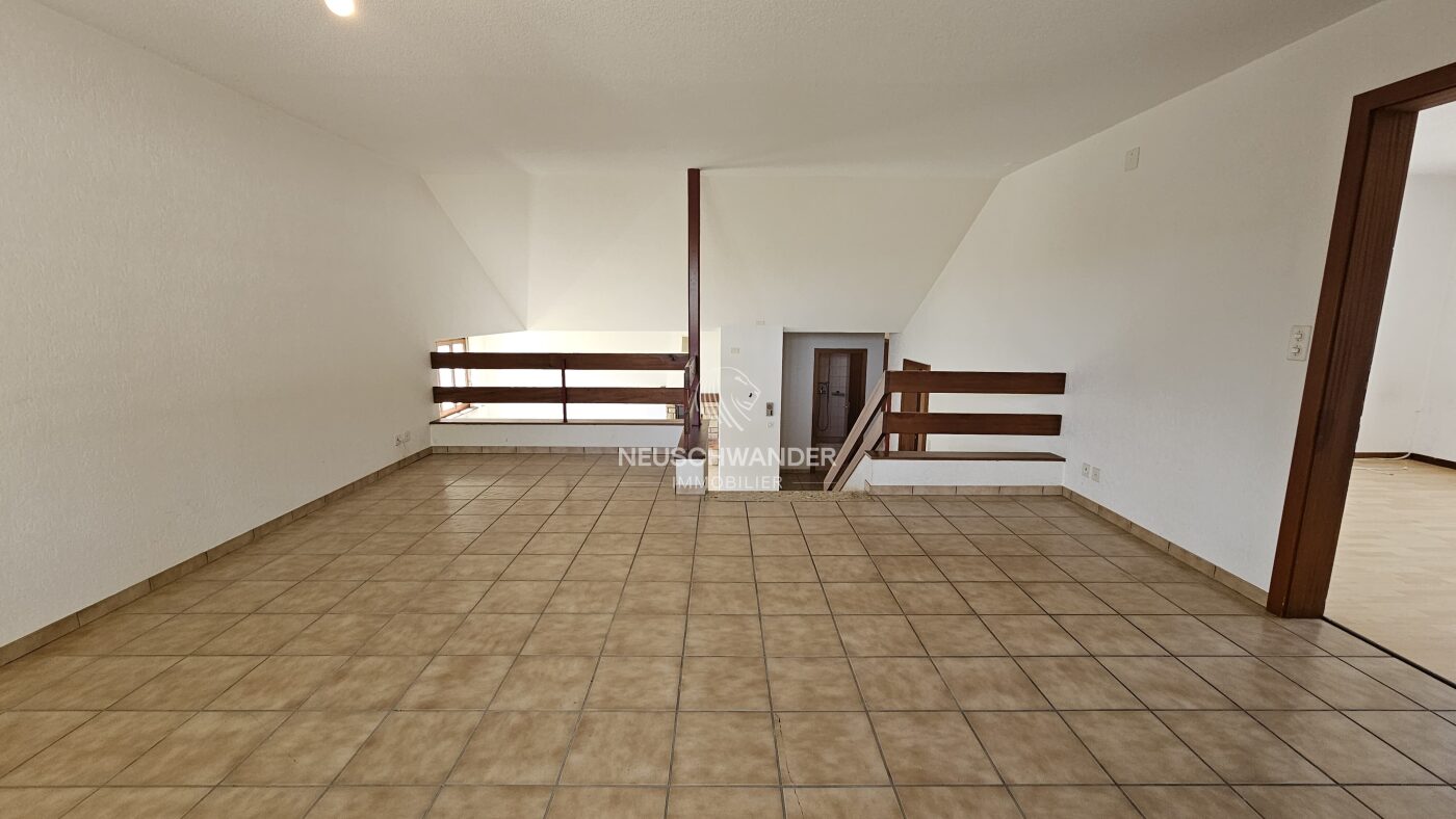 Etage supérieur / coin salle à manger ou bureau