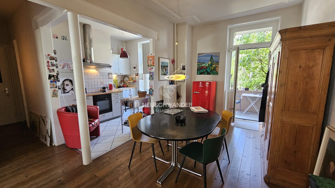 Espace cuisine ouverte sur salle à manger et terrasse