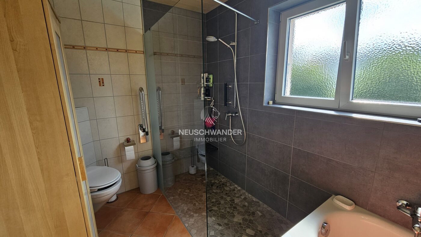 Salle de bain avec douche et baignoire