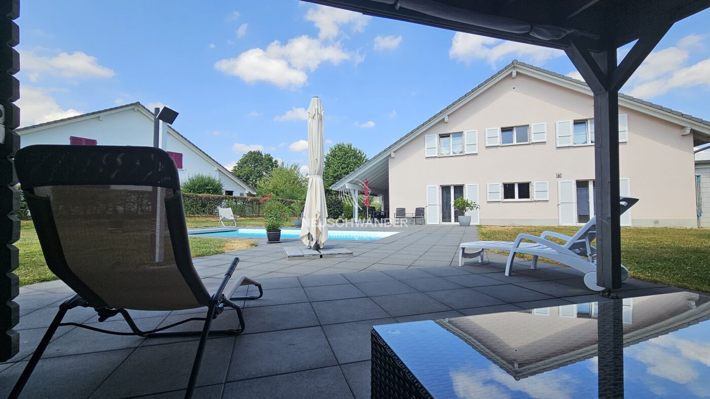 Pergola vue sur la piscine et la maison