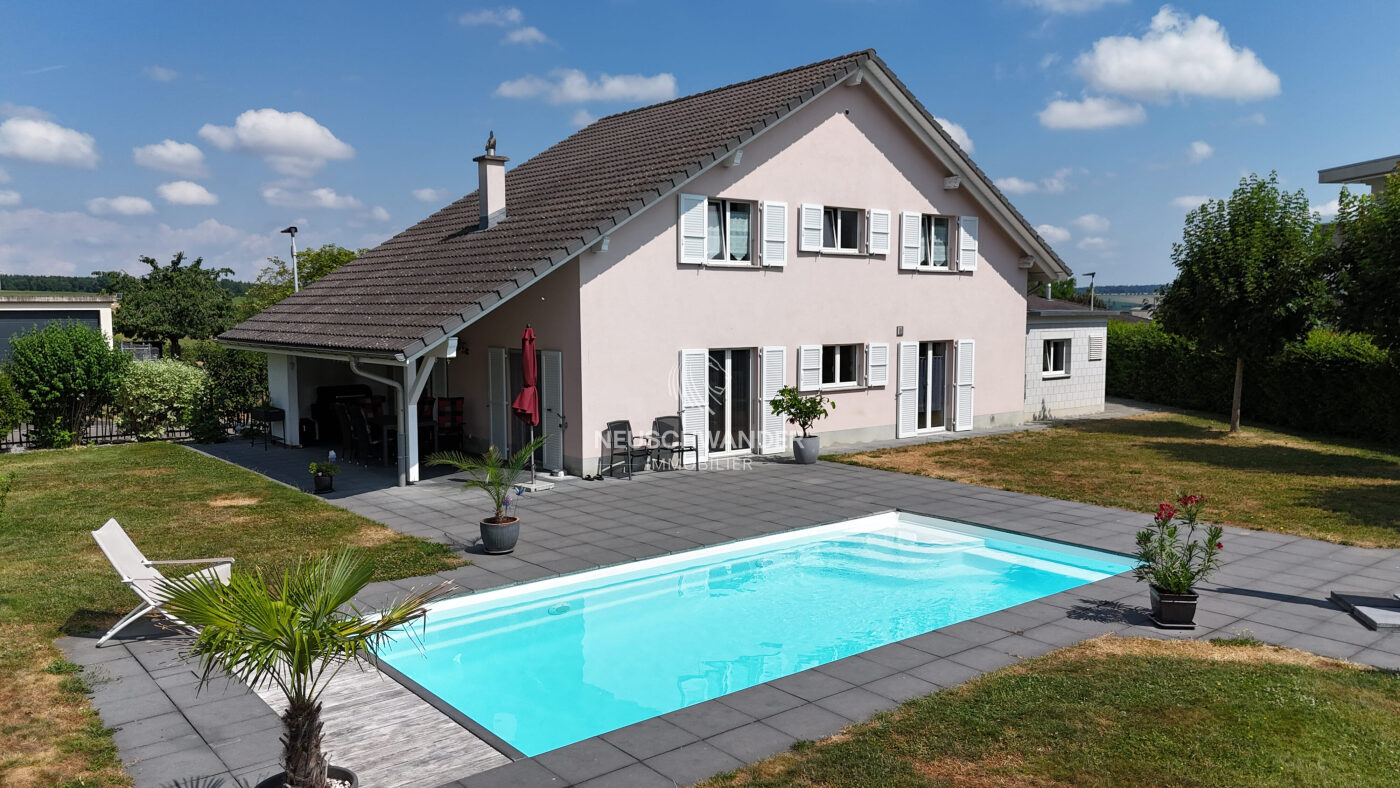 Vue de la façade principale avec piscine