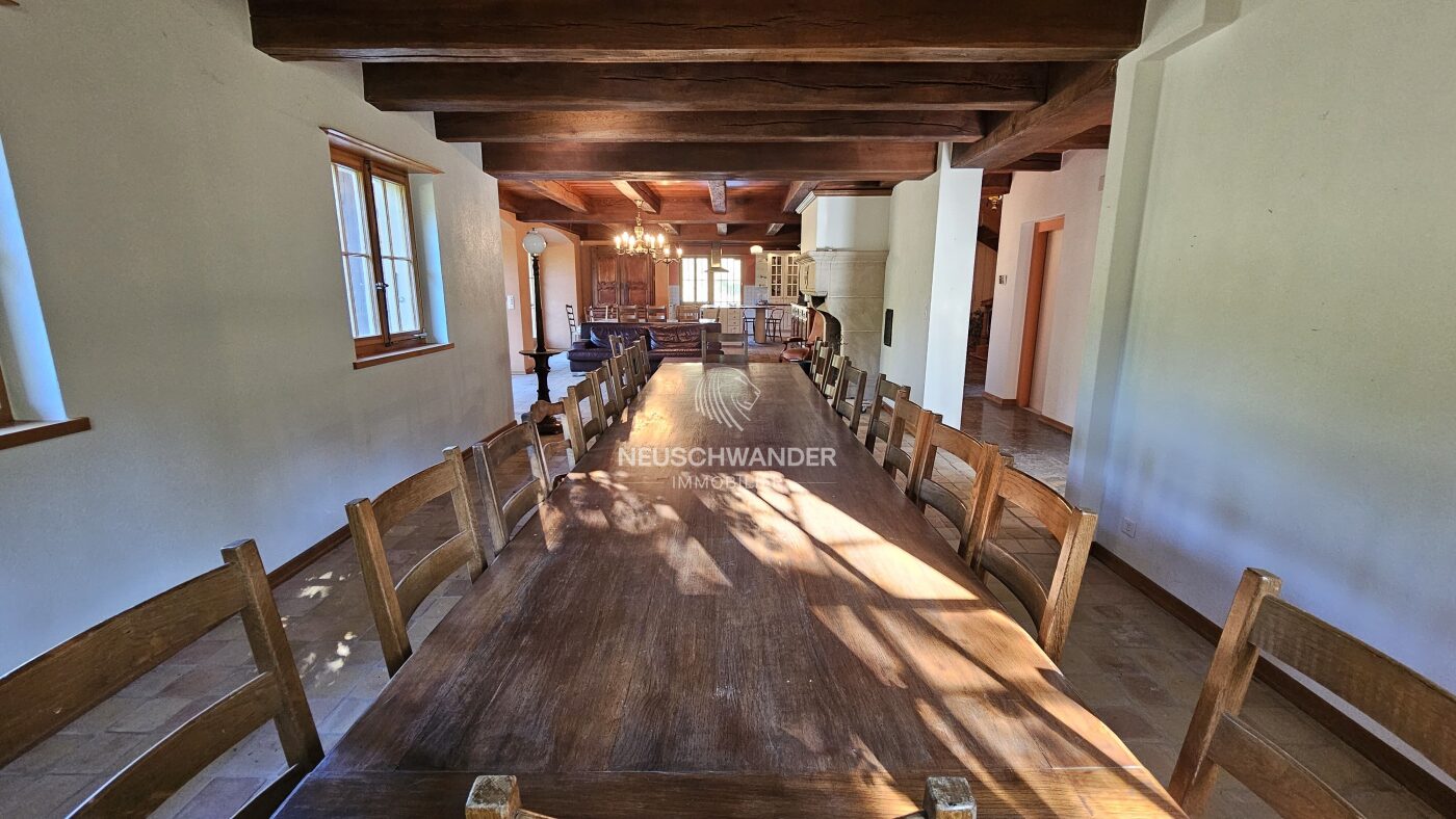 Salle à manger ouverte sur la cuisine