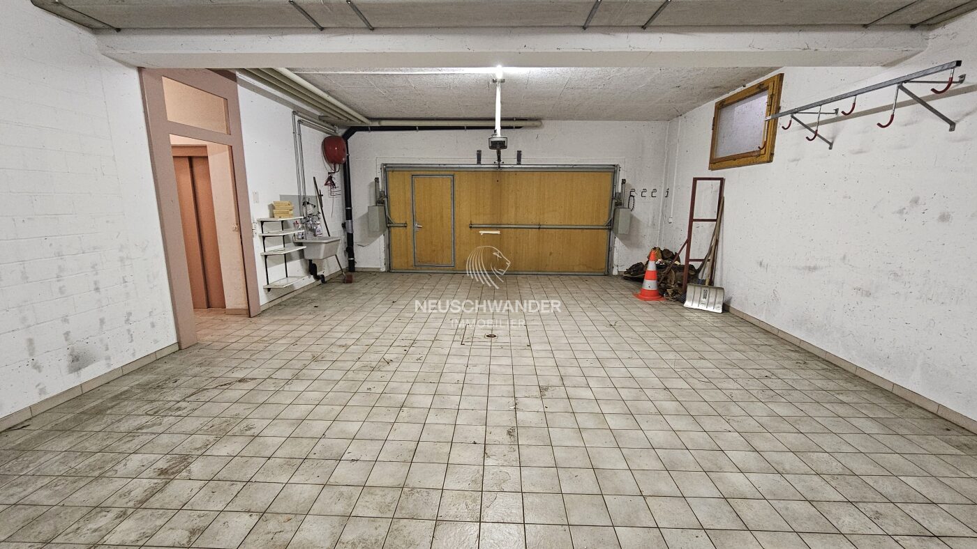 Garage au rez-de-chaussée inférieur