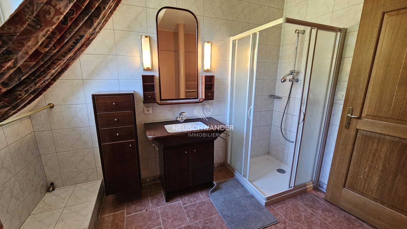 Salle d'eau privative avec accès direct à la chambre