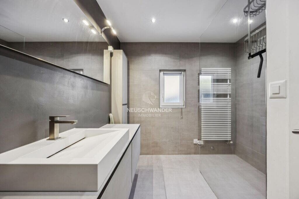 Salle d'eau avec douche italienne