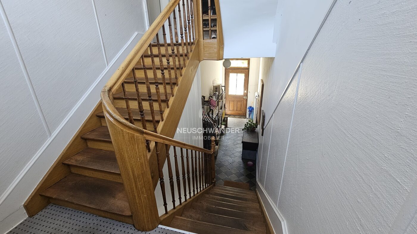 De beaux escaliers en bois partagent les étages