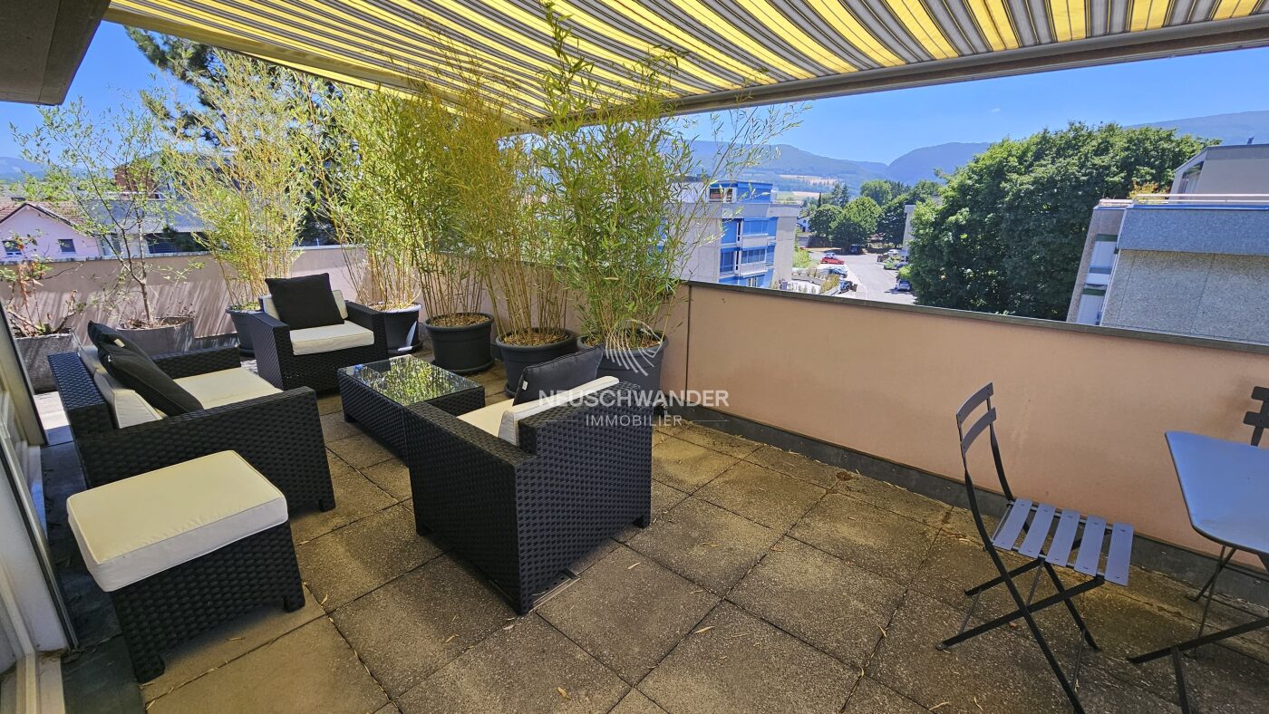 Terrasse Sud joliment arborée et meublée