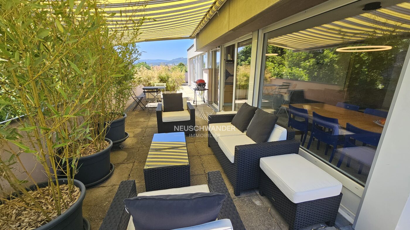 Terrasse Sud joliment arborée et meublée