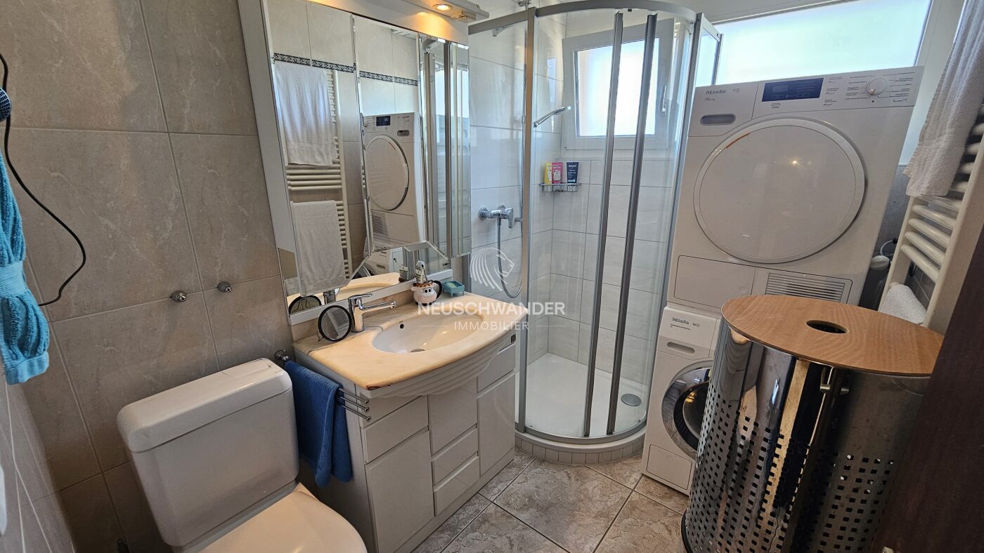 Salle d'eau entièrement équipée avec colonne de lavage