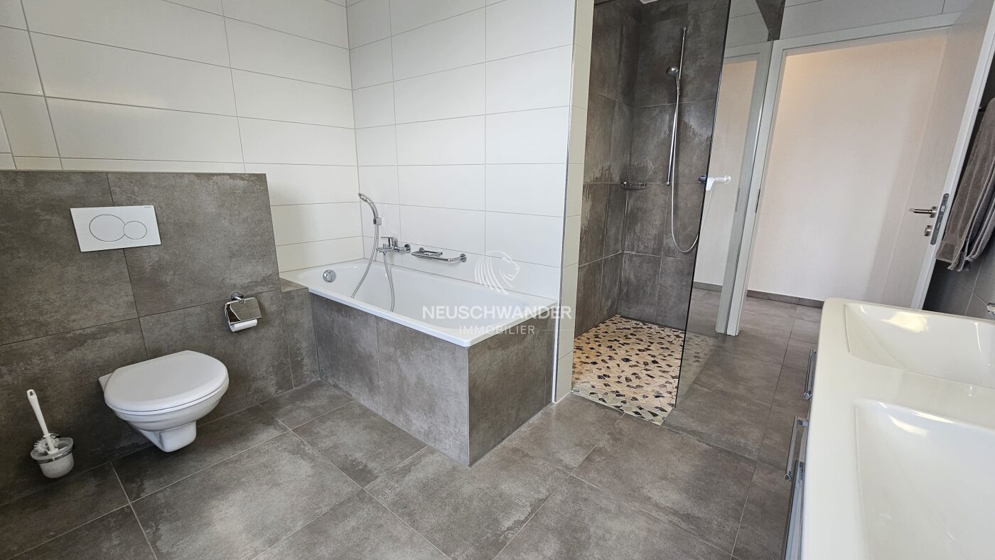 Salle de bain entièrement équipée