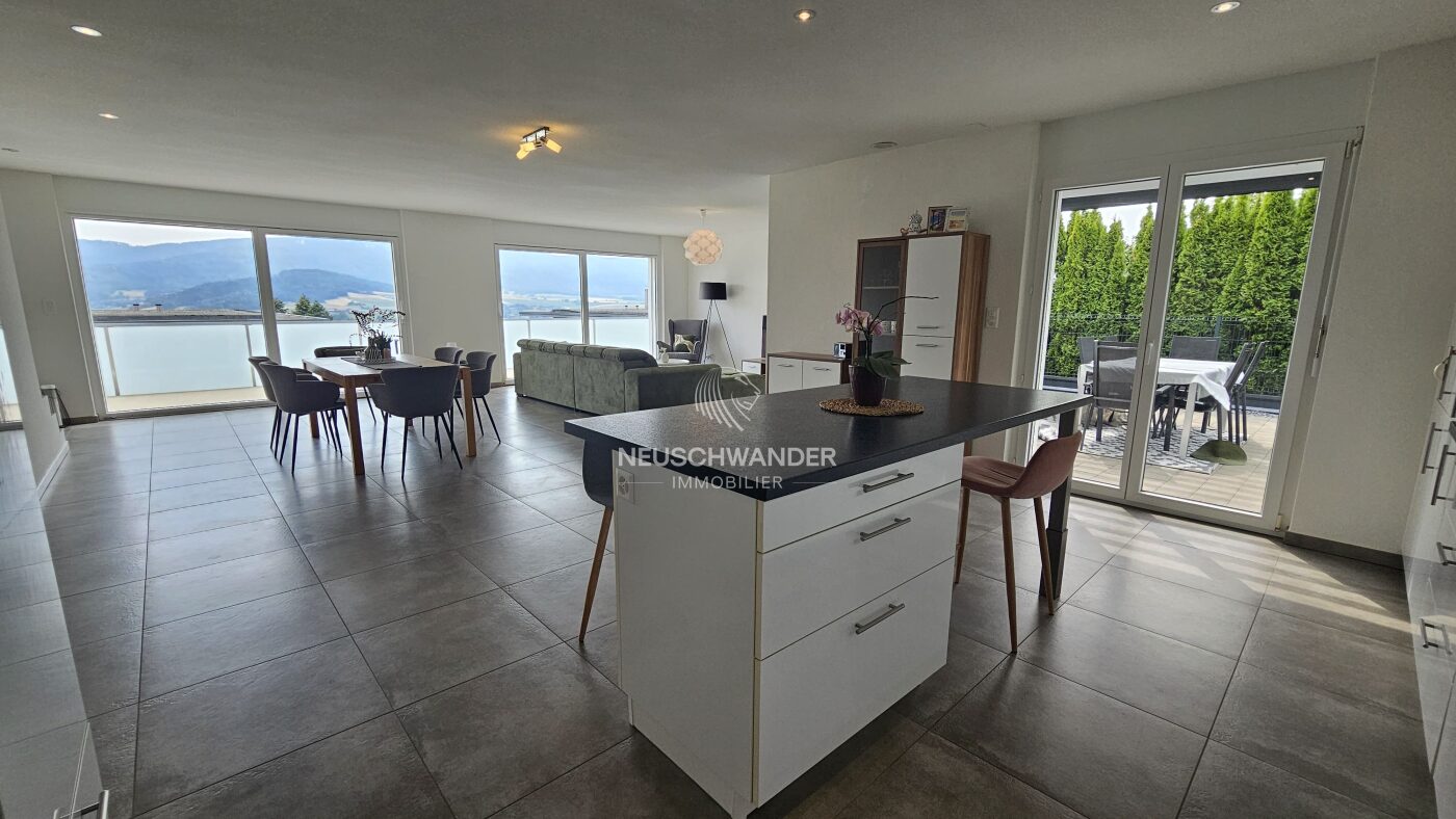 Vue du séjour depuis la cuisine