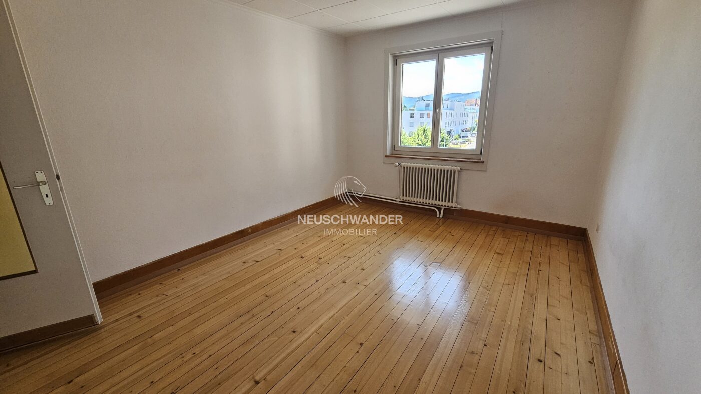 Chambre avec beau parquet