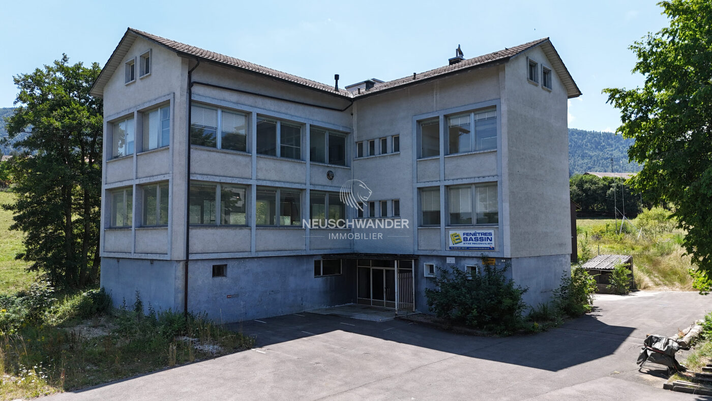 Arrivée et entrée principale du bâtiment