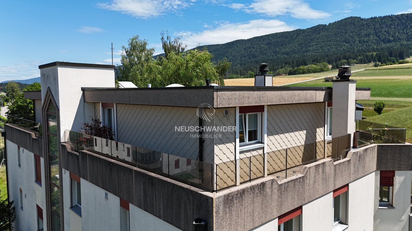 Terrasse entourant l'attique