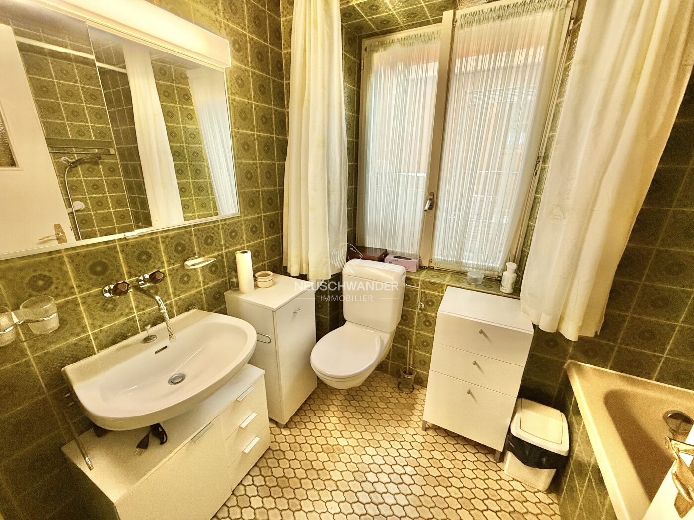 Salle de bain avec lavabo, WC, baignoire et fenêtre