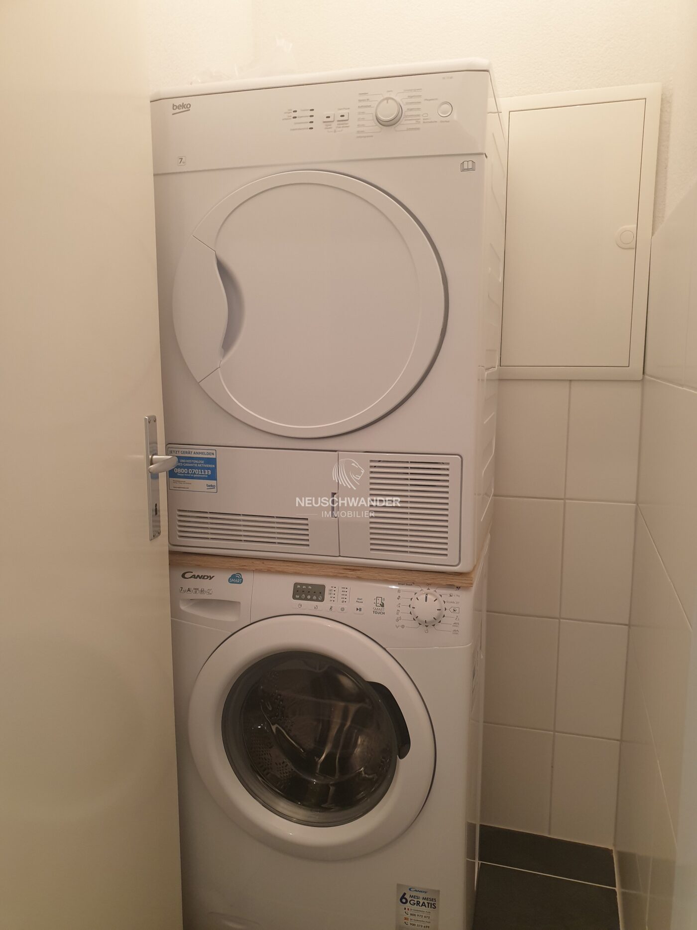 Salle d'eau avec colonne de lavage/séchage
