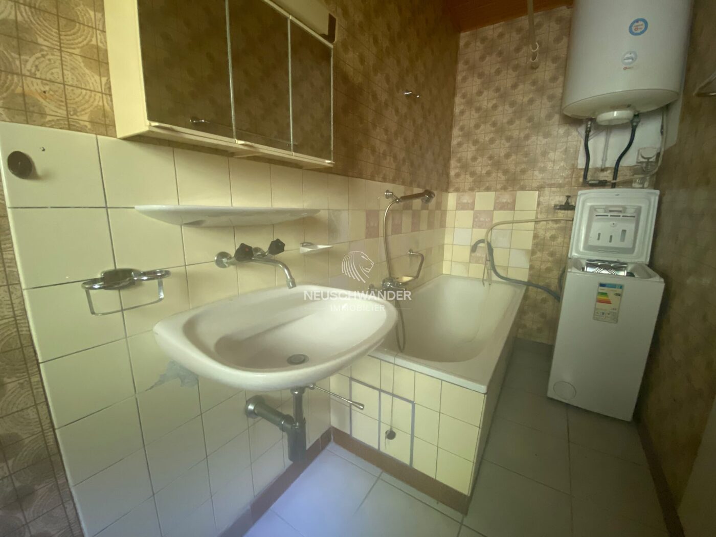 Salle de bains depuis cuisine