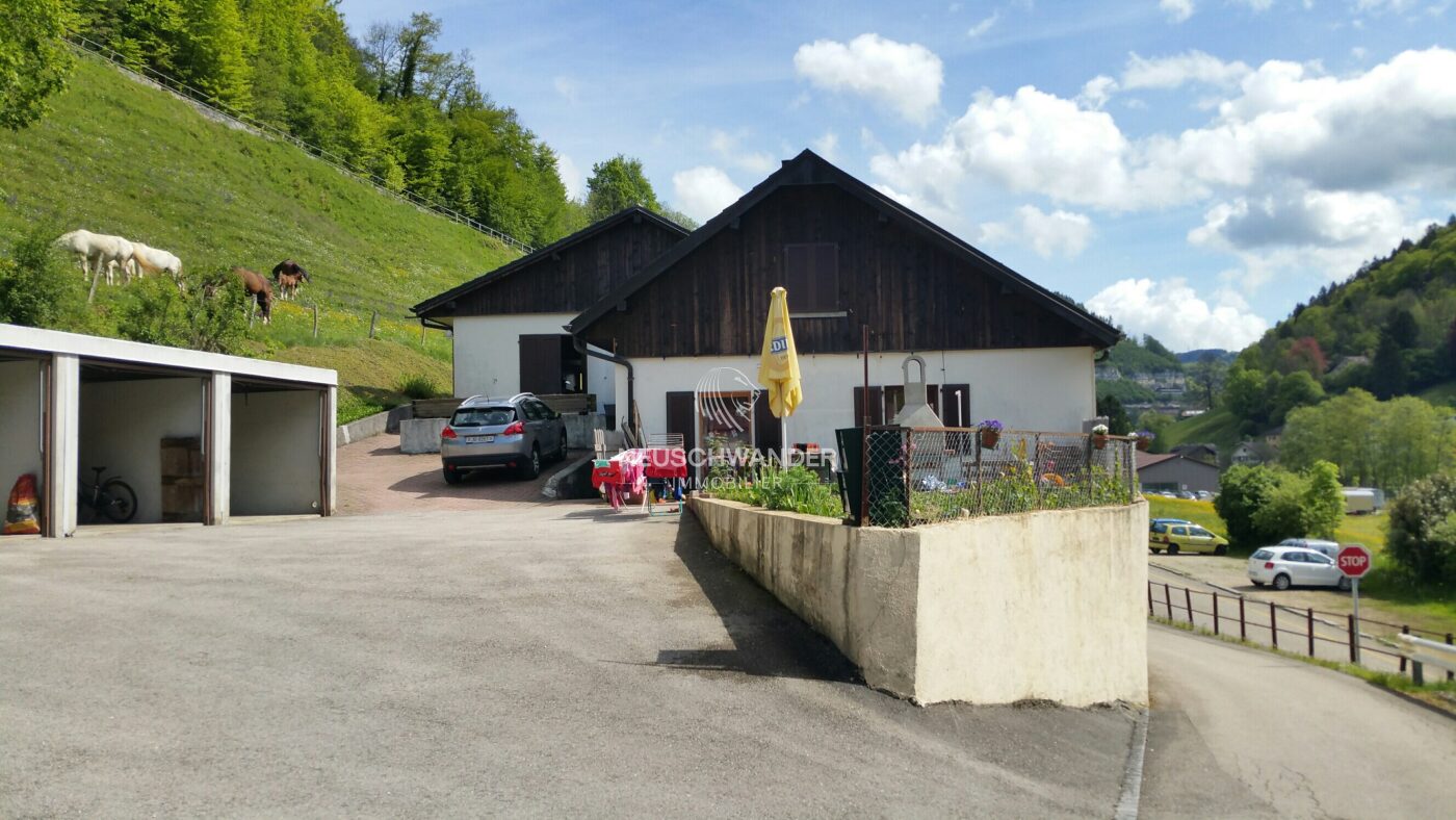 Façade de l'immeuble et places de parc