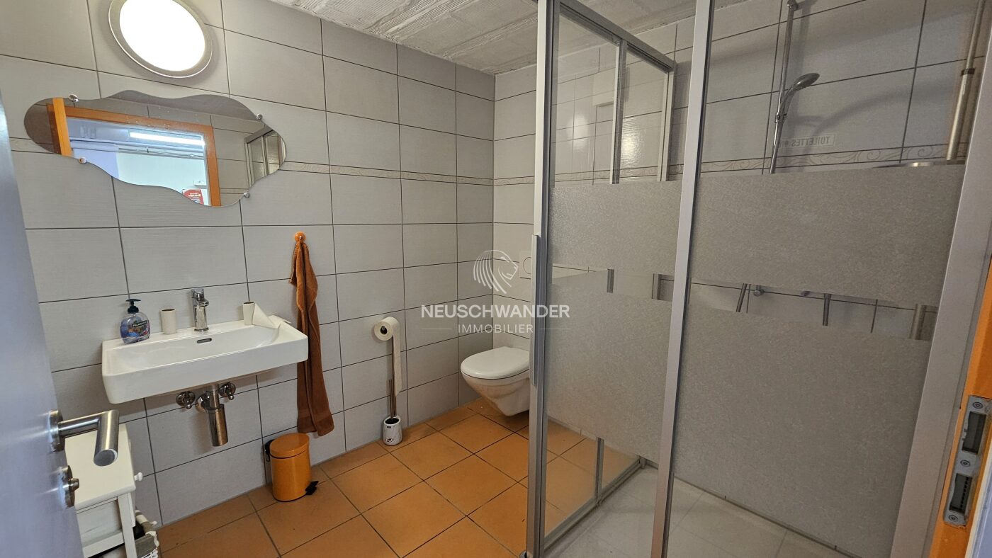 Salle d'eau toute équipée, avec lavabo, WC, ventilation et douche