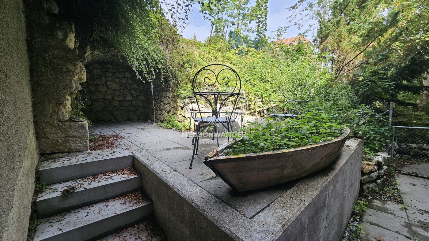Coin frais avec terrasse et grotte à l'extérieur