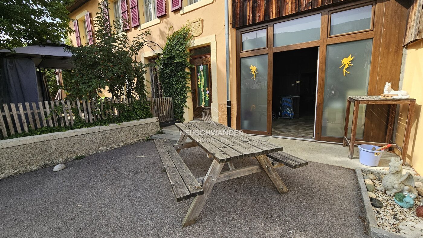 Terrasse et entrée de la maison principale