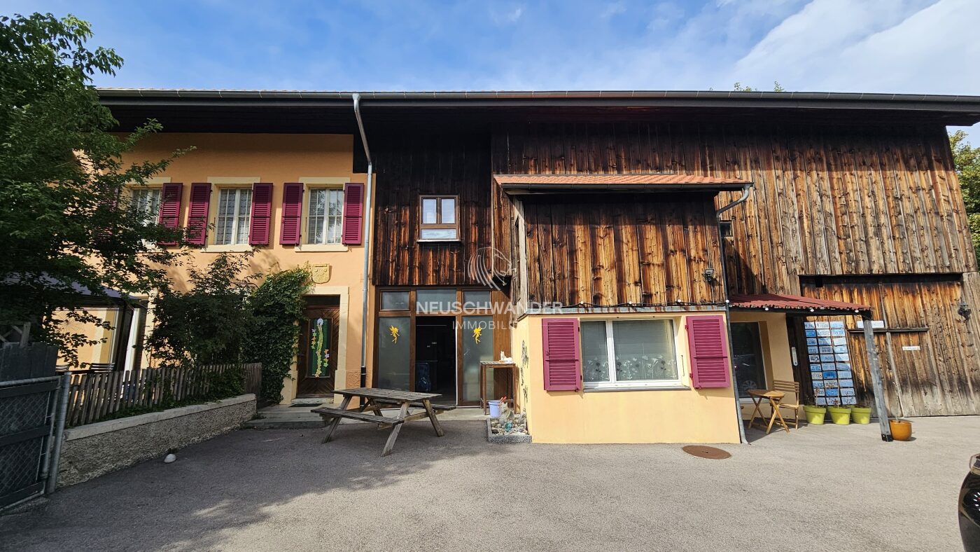 Vues de la maison principale - accès à l'ancien magasin, au studio et à la grange